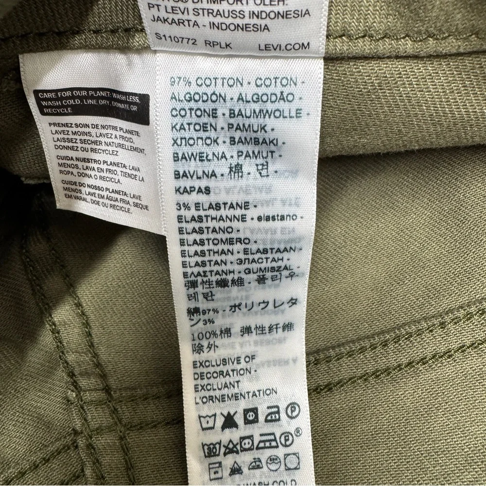 {Levi's} 